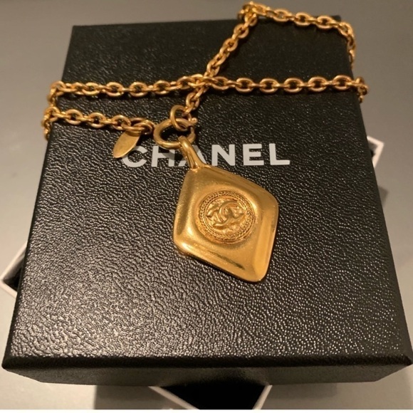 Chanel Vintage Diamond Shaped CC Charm Necklace - Picture 9 of 10